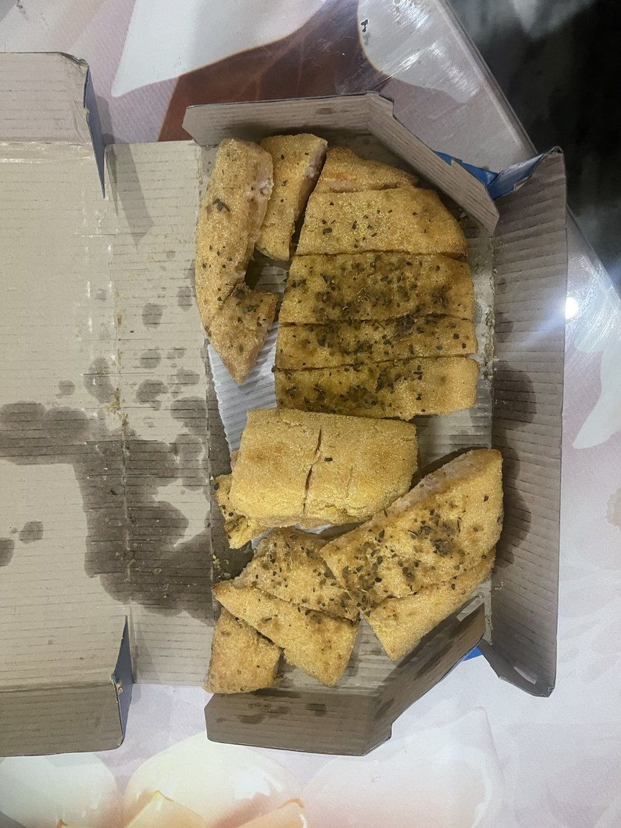 ateeqtak's tweet photo. @dominos_india Pleased to share my views about ur fellow partner. My words re not enough to describe the emotional attachment to the meal I had today. I hope you understand this connection after watching this picture. Ur team's packing skills are so awful that no words can beat. https://t.co/QtQOymmDbv