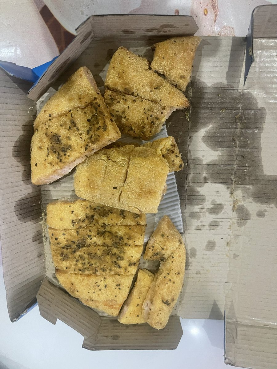 ateeqtak's tweet photo. @dominos_india Pleased to share my views about ur fellow partner. My words re not enough to describe the emotional attachment to the meal I had today. I hope you understand this connection after watching this picture. Ur team's packing skills are so awful that no words can beat. https://t.co/QtQOymmDbv