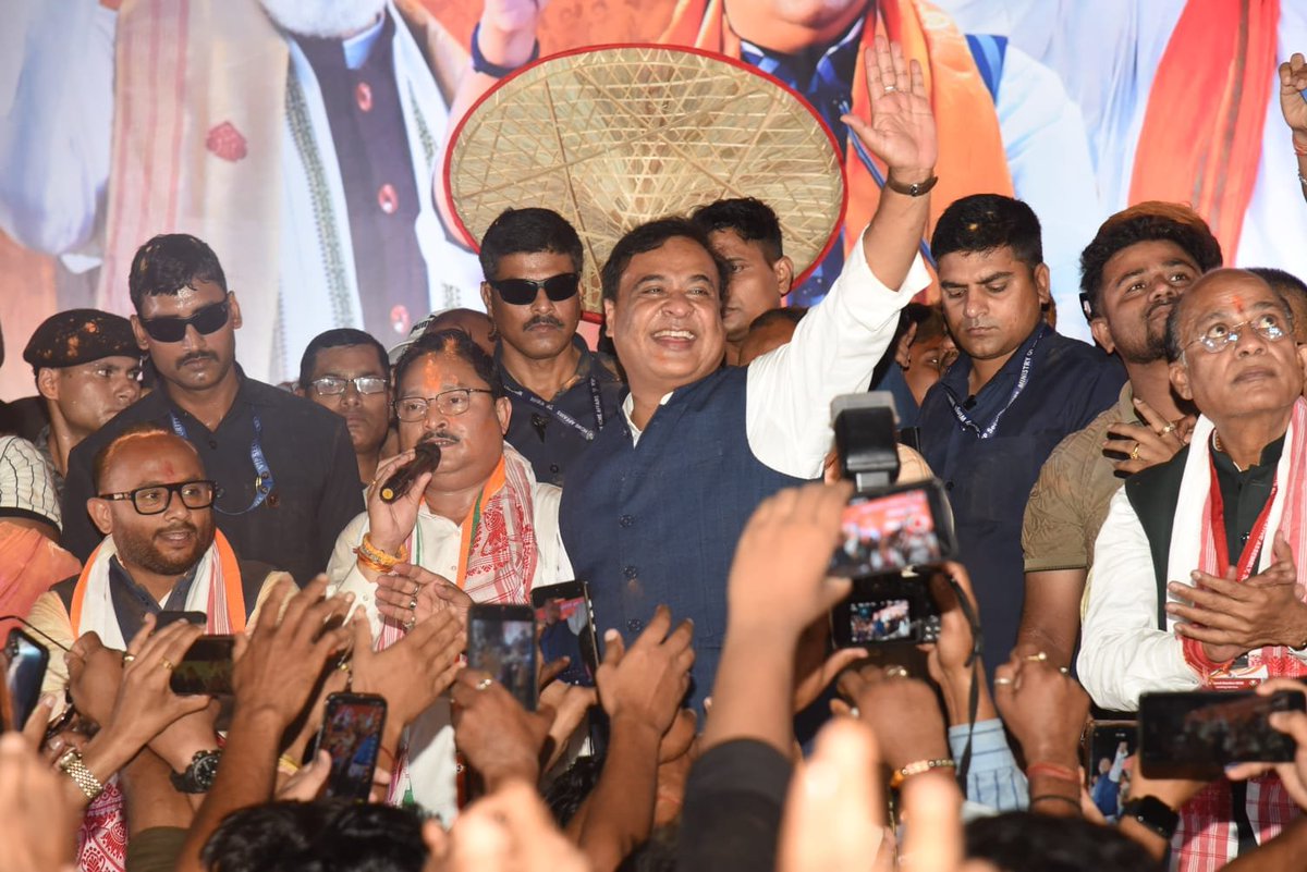 guwahatiplus's tweet image. #PHOTOS | Celebrations at Bharatiya Janata Party office as some winning candidates in #Assam come together.
(1/3)