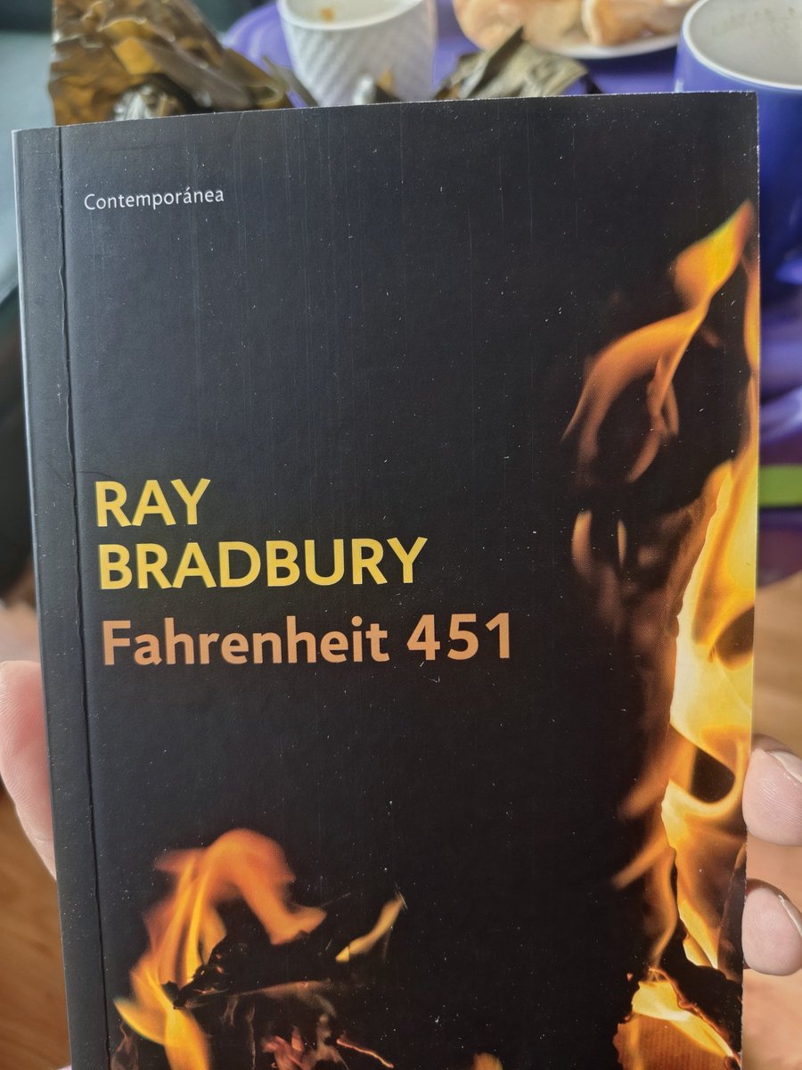 El chico de la foto ahora tiene 18, mi sobrino. Tenemos la costumbre de ir a la librería a buscar y le regaló algún libro siempre, desde hace muchos años. Ahora el me regaló esto. No lo conocía. En la contraportada "Leer obliga a pensar y en ese país está prohibido pensar"😱🙏🏼