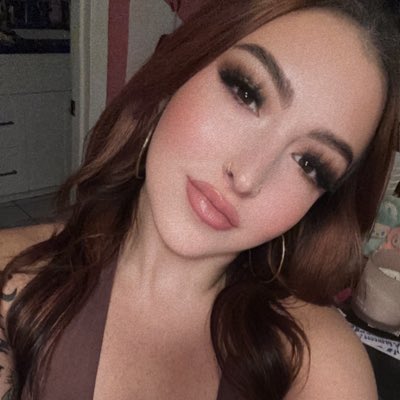 abbeyadora's tweet photo. #NewProfilePic sick of being the thorn when I’m supposed to be the rose 🌹 https://t.co/JDC4SxgrPn