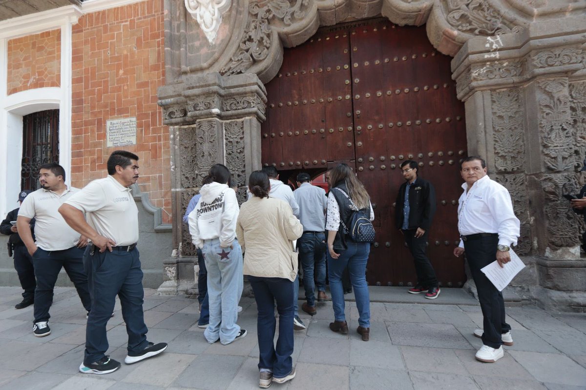 INDICEMEDIAMX's tweet image. ⭕️ SISMO | Transeúntes y empleados de oficinas en el centro histórico de #Tlaxcala capital, evacuaron sus centros de trabajo, ante el sismo con magnitud de 6 grados, con epicentro localizado a 14 km noroeste de Pinotepa Nacional, #Oaxaca. 

📸 Cristihan Martínez | Nierika Images
