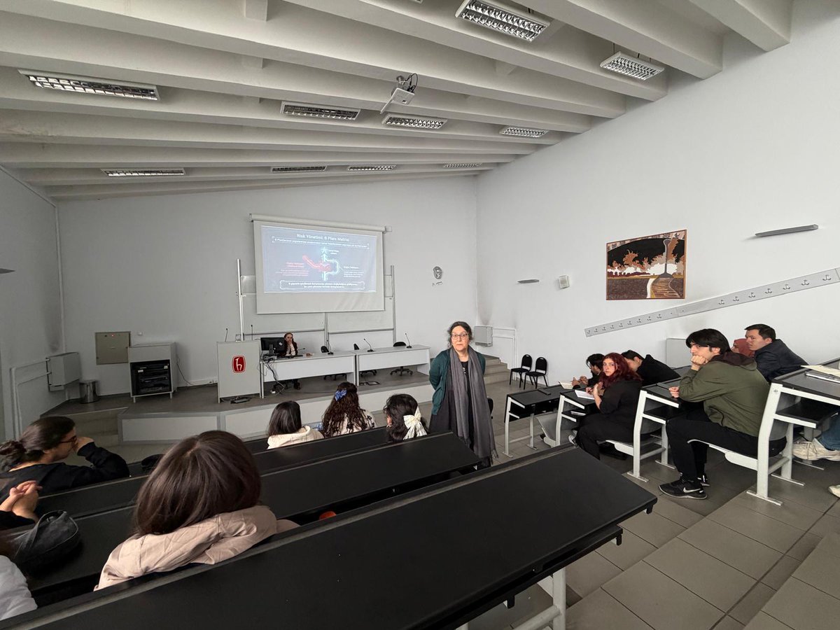 HacettepeComm's tweet photo. Hacettepe Üniversitesi İletişim Fakültesi Radyo Televizyon ve Sinema Bölümü tarafından, fakültemizin 20. yıl etkinlikleri kapsamında Prof. Dr. Mutlu Binark yürütücülüğünde lisans öğrencilerine yönelik “TÜBİTAK 2209-A Araştırma Projesi Yazım Atölyesi” düzenlendi. https://t.co/csKbbuiS8I