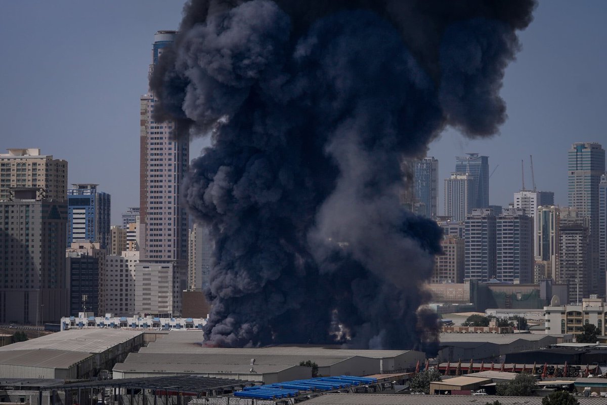@HormuzLetter Multiple locals reporting loud explosions near Jebel Ali ...