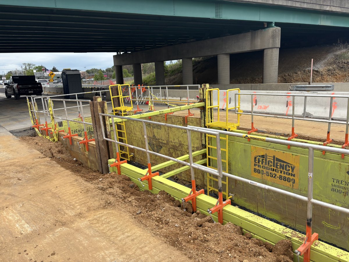 TrenchTechInc's tweet photo. 62’ long x 10’ wide x 8’ tall 4-sided linear multi-bay slide rail system for pier construction

Custom built &amp; engineered square tube cross braces to provide clearance for stem wall rebar.
Multiple ladders installed for access &amp; egress. Aluminum guard fence for fall protection. https://t.co/M8tZBSvj89
