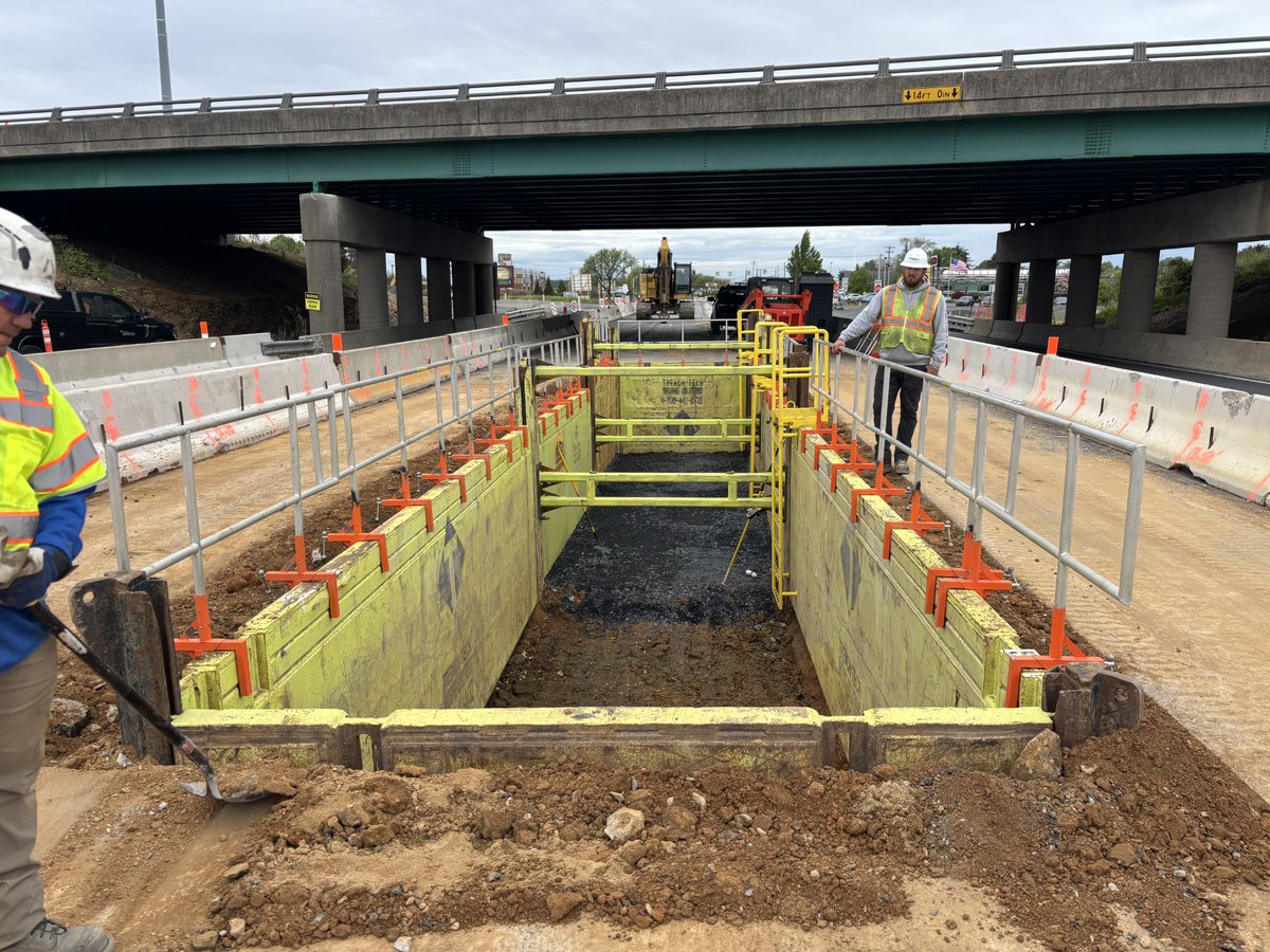 TrenchTechInc's tweet photo. 62’ long x 10’ wide x 8’ tall 4-sided linear multi-bay slide rail system for pier construction

Custom built &amp; engineered square tube cross braces to provide clearance for stem wall rebar.
Multiple ladders installed for access &amp; egress. Aluminum guard fence for fall protection. https://t.co/M8tZBSvj89