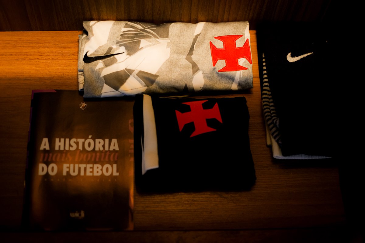 vasco_feminino's tweet photo. O Vasco da Gama lançou oficialmente o Welcome Kit das Meninas da Colina 

O material reúne conteúdos dedicados à história do futebol feminino do Clube, a mais bonita do país, destacando seu pioneirismo e toda trajetória do primeiro tetracampeão nacional.

Mais do que contar essa história, o Welcome Kit também aproxima gerações. O kit traz experiências interativas, com QR codes que levam a mensagens de jogadoras formadas em São Januário, como Marta e Angelina, reforçando essa ponte entre passado, presente e futuro.

O Welcome Kit foi distribuído no último jogo para a torcida, de forma exclusiva pela @widicare, e será disponibilizado nas próximas semanas para todas as #CriasDaColina.

📸 João Gabriel Alves | #VascoDaGama

#MeninasDaColina