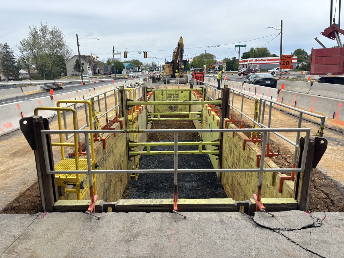 TrenchTechInc's tweet photo. 62’ long x 10’ wide x 8’ tall 4-sided linear multi-bay slide rail system for pier construction

Custom built &amp; engineered square tube cross braces to provide clearance for stem wall rebar.
Multiple ladders installed for access &amp; egress. Aluminum guard fence for fall protection. https://t.co/M8tZBSvj89