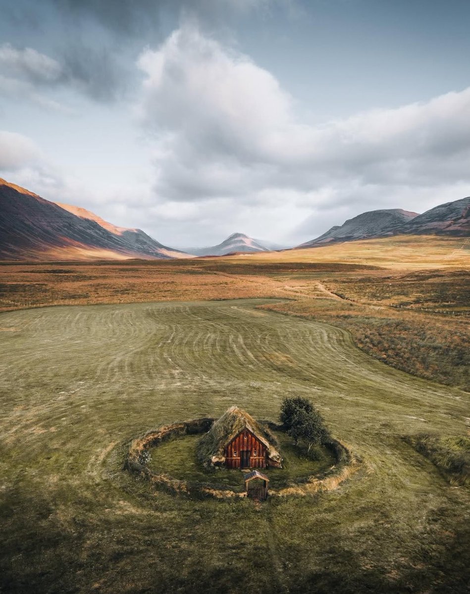 earthcurated's tweet image. Iceland’s Highlands feel almost otherworldly! 🇮🇸🏔️

This remote area has been sculpted by volcanic forces, featuring rugged lava fields, vibrant mountains, and sweeping, untouched landscapes. Photography by Luke Stackpoole