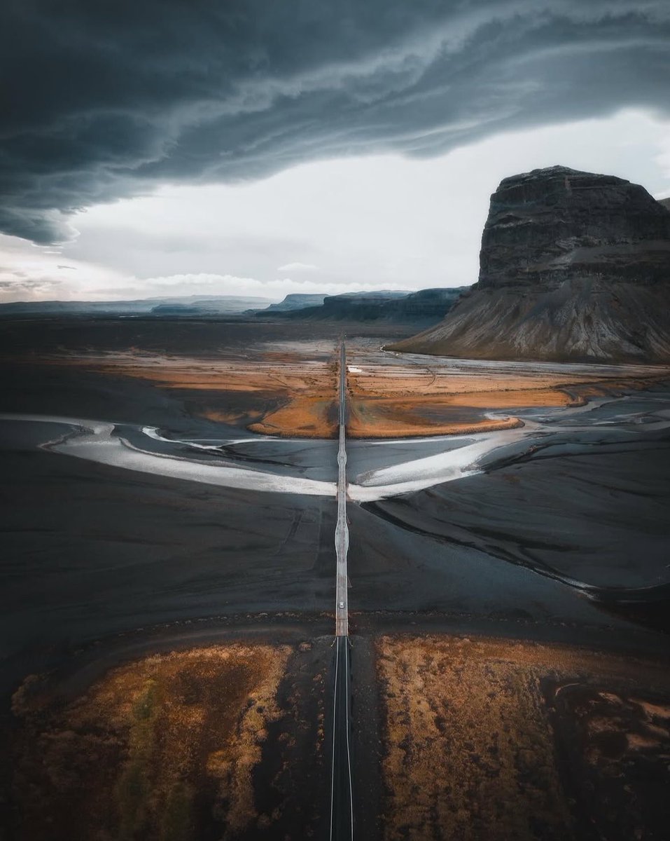 earthcurated's tweet image. Iceland’s Highlands feel almost otherworldly! 🇮🇸🏔️

This remote area has been sculpted by volcanic forces, featuring rugged lava fields, vibrant mountains, and sweeping, untouched landscapes. Photography by Luke Stackpoole