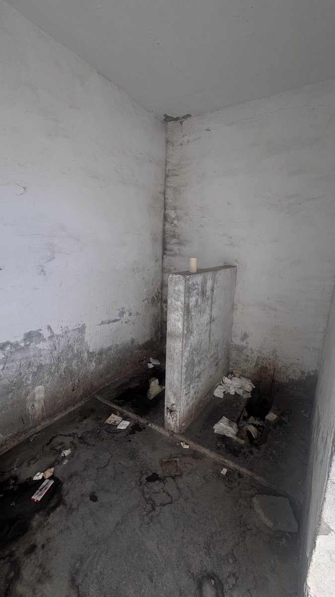 satireorcry1's tweet image. 新疆很美？厕所非常干净？
台湾女生说新疆的旱厕茅坑是常人忍受不了的！