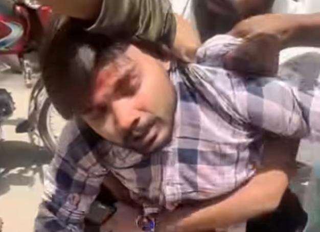 Mazhar278's tweet image. چیچہ وطنی واپڈا آفس کے قریب
نوجوان کی دو لڑکیوں پر فائرنگ، نواحی علاقے شمس پورہ کی 22 سالہ انا بتول زخمی ، راہگیروں نے فرار ہونے والے ملزم کو پکڑ کر پولیس کے حوالے کردیا ذرائع 
#Crime #Violationagainstwomen