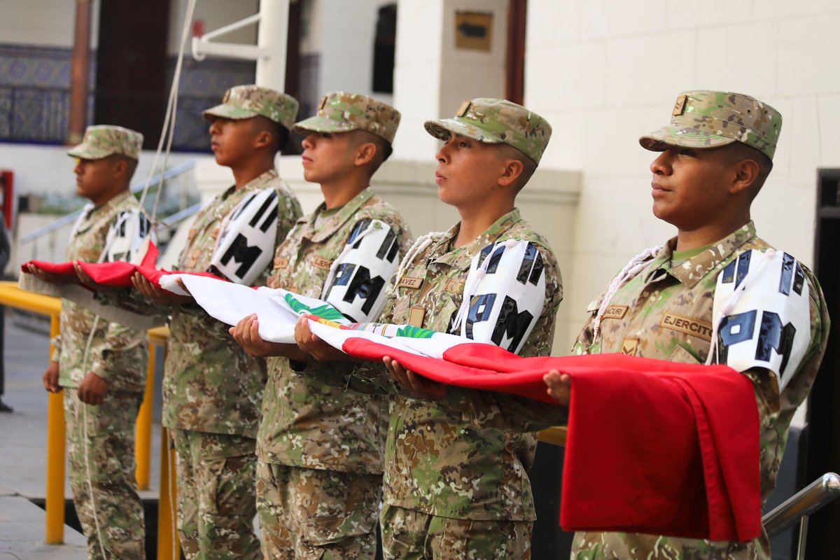 FMPPeru's tweet photo. El Fuero Militar Policial realizó su tradicional ceremonia de izamiento del Pabellón Nacional. En esta ocasión, Henry Chullunquia Camargo y Miguel Vicuña Fuertes tuvieron a su cargo el izamiento de nuestro bicolor. 🇵🇪✨

#Izamiento #FMP #PabellónNacional https://t.co/6N7nr2sCvJ