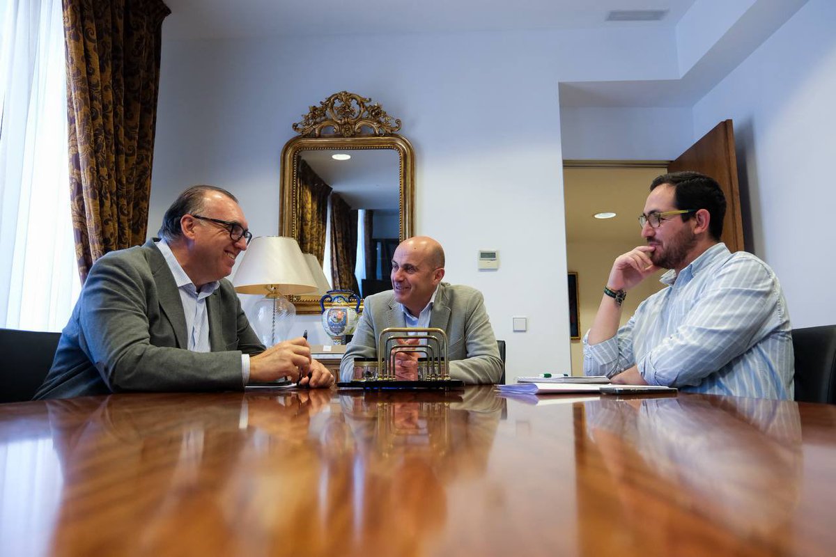 Arturo_BernalB's tweet image. Hoy me reúno con el alcalde de @AyuntArchidona, Manuel Almohalla, para trabajar en iniciativas que respondan a las necesidades de los archidoneses.

Archidona es un enclave clave del interior de #Málaga, con un valor patrimonial que nos enorgullece.