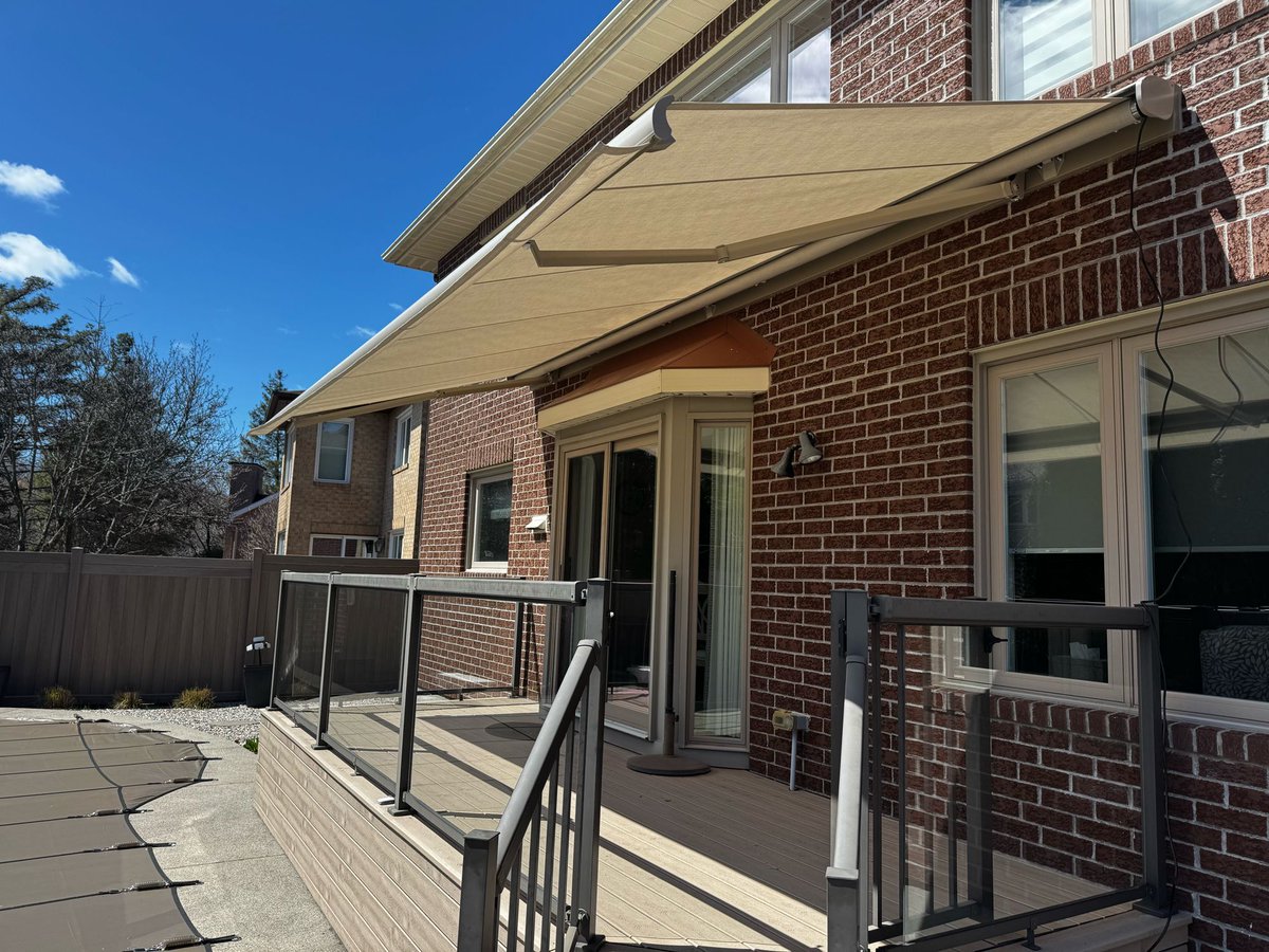 house_of_canvas's tweet photo. Tired of sitting in the sun? A retractable awning gives you protection when you need it most! 

Product: Stobag Select S8130 https://t.co/YNGLa2vxlt