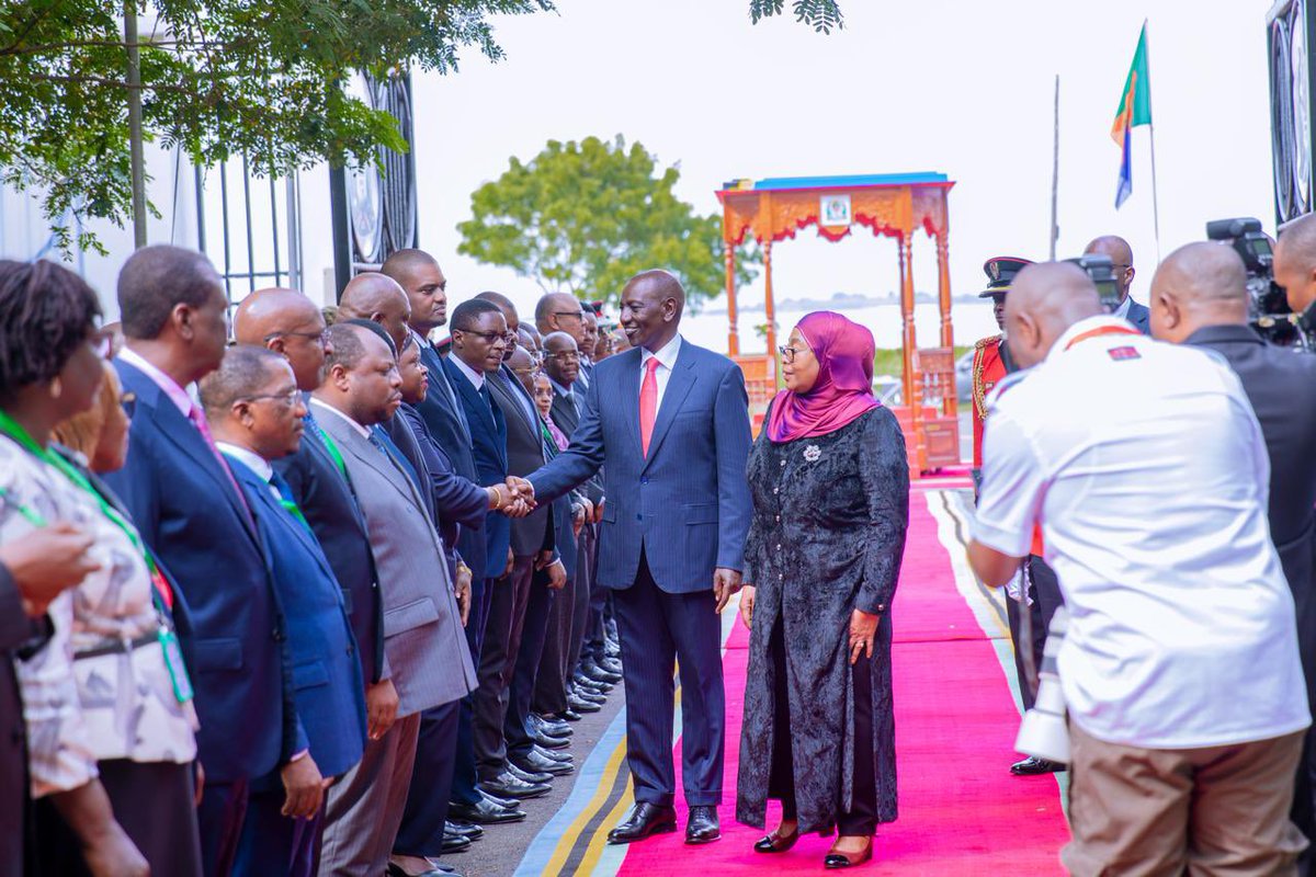 TwirwanehoMoise's tweet image. #Kenya 🇰🇪 &amp;amp; #Tanzania

Après la visite du Président du #Rwanda en #Tanzanie, c'est au tour du président du #Kenya de se rendre dans ce pays. Pendant ce temps, notre propre président a tous les yeux rivés sur #Trump pour résoudre les problèmes congolais ; il s'imagine en effet que