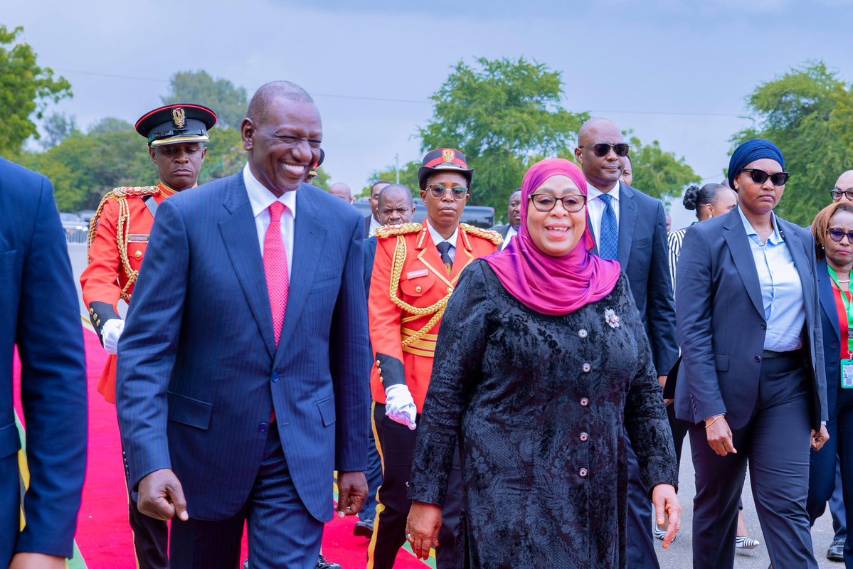 TwirwanehoMoise's tweet image. #Kenya 🇰🇪 &amp;amp; #Tanzania

Après la visite du Président du #Rwanda en #Tanzanie, c'est au tour du président du #Kenya de se rendre dans ce pays. Pendant ce temps, notre propre président a tous les yeux rivés sur #Trump pour résoudre les problèmes congolais ; il s'imagine en effet que