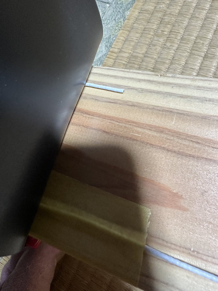 Jun2039's tweet photo. ステンレス指板を作ることにして
当て板のR形成に悩む
指板最大幅とRから当て板溝が深さ1.5mmなので潰ししろを持たせた針金を這わせることで3点で曲線を決める
うまいこと曲がってくれたようなので、しばらく放置
#ステンレス指板 https://t.co/FJ09l20MO2