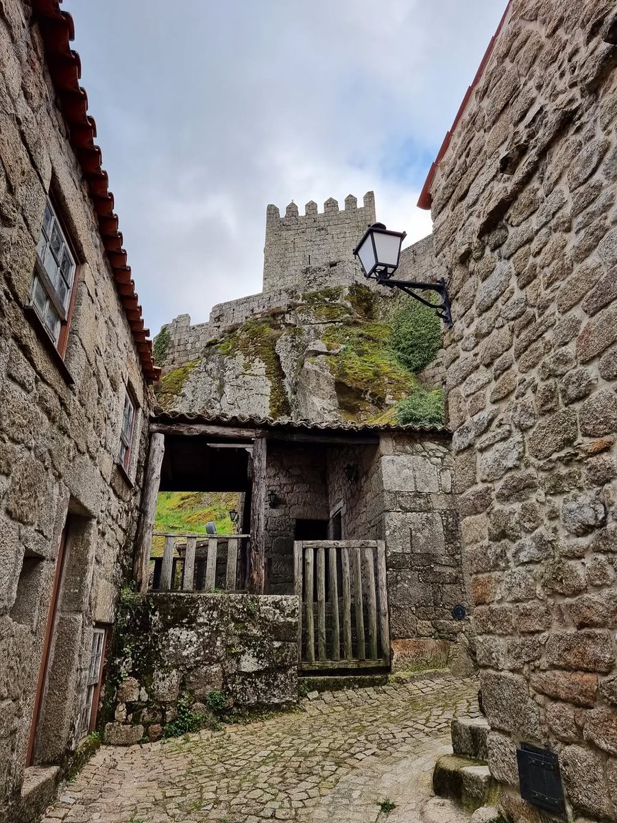AHistoricasPT's tweet photo. A cada esquina em Sortelha, espreita uma surpresa... 💖
📸 @catarinasilvaam
#Sortelha #AldeiasHistoricas #AldeiasHistoricasdePortugal https://t.co/HxXAQD6er3