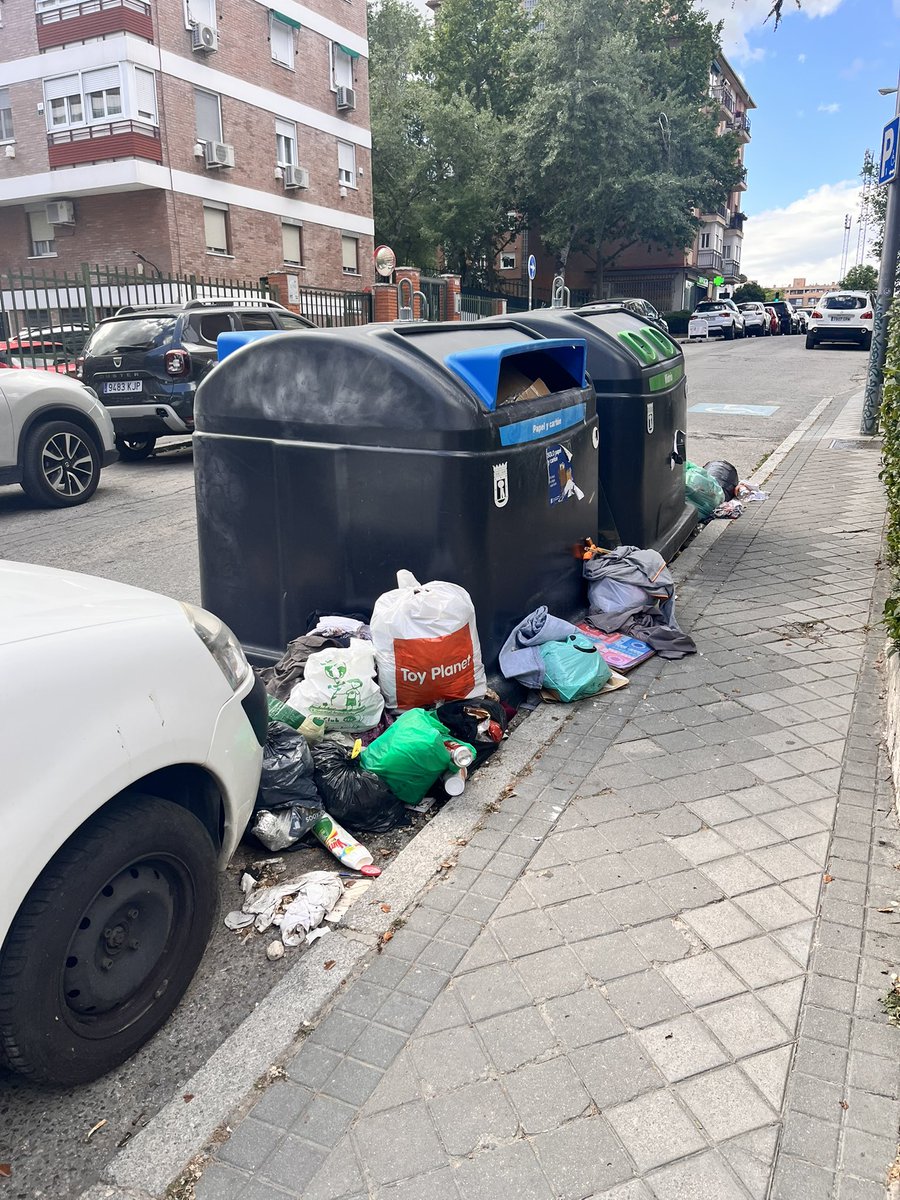 baronthyssen's tweet photo. @SolipsoP @Lineamadrid @MADRID @AlmeidaPP_ Una de nuestras calles todos los días desde hace 2 años. Pero por favor, llamemos a ese teléfono para NADA https://t.co/7JgL6rn6MP