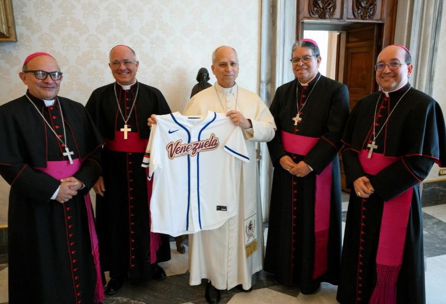 ferrernews's tweet photo. Los obispos miembros de la directiva de la CEV le obsequiaron a León XIV una camiseta de Venezuela con la que obtuvieron el título del clásico mundial de béisbol. La audiencia se produjo la mañana de este lunes, un encuentro para reforzar el llamado a la “reconciliación nacional” https://t.co/NJi0gWeIHc