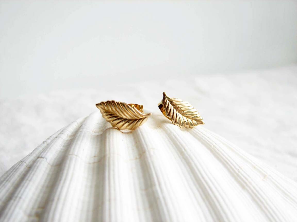 JewelryByMikako's tweet photo. Small Gold Leaf Earrings. Leaf Stud Earrings. Spring Fashion. Simple Modern Jewelry by PetitBlue https://t.co/4RIvFDs5yI  #TtTeam https://t.co/C7iVnvWMqE