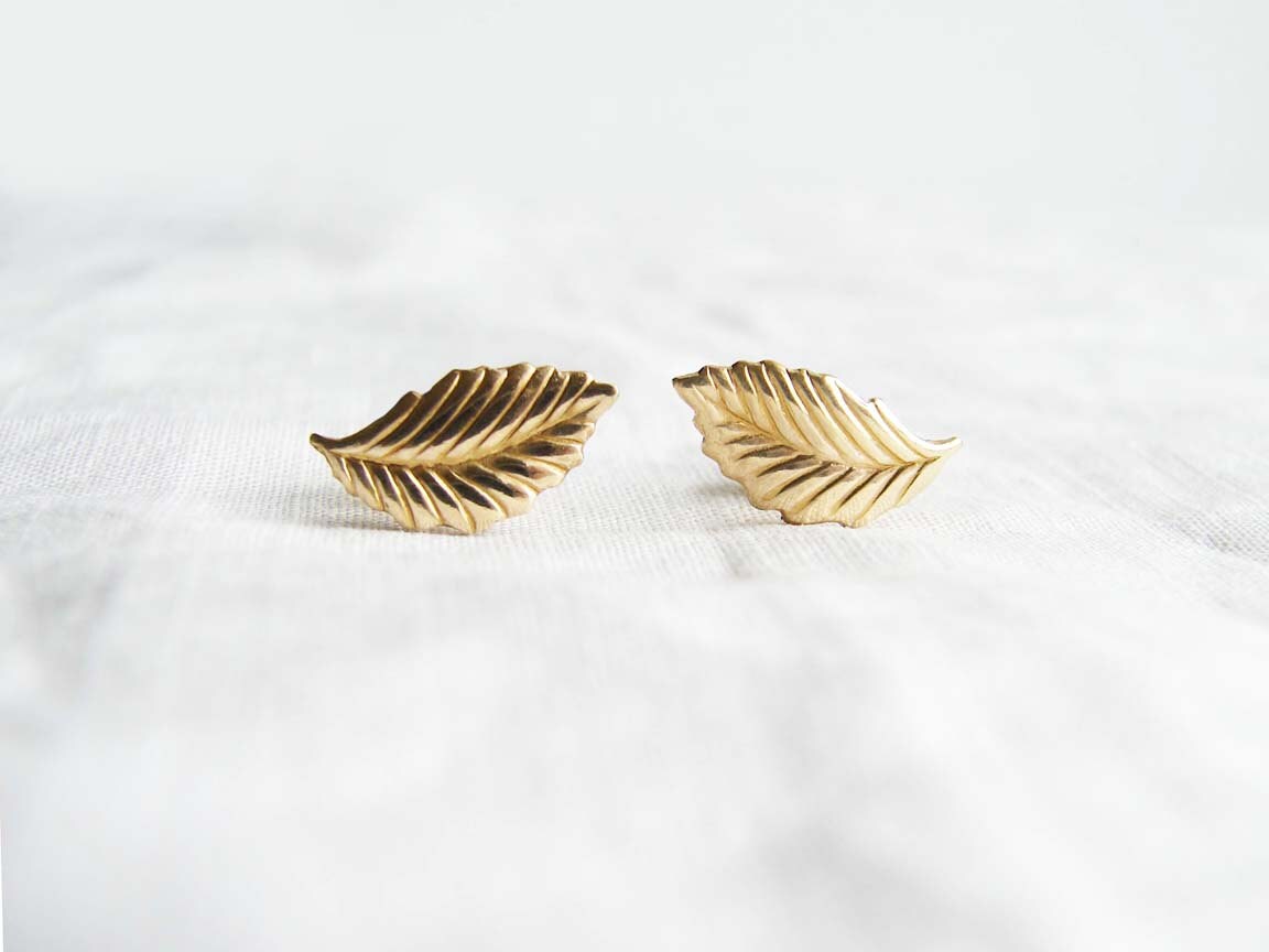 JewelryByMikako's tweet photo. Small Gold Leaf Earrings. Leaf Stud Earrings. Spring Fashion. Simple Modern Jewelry by PetitBlue https://t.co/4RIvFDs5yI  #TtTeam https://t.co/C7iVnvWMqE