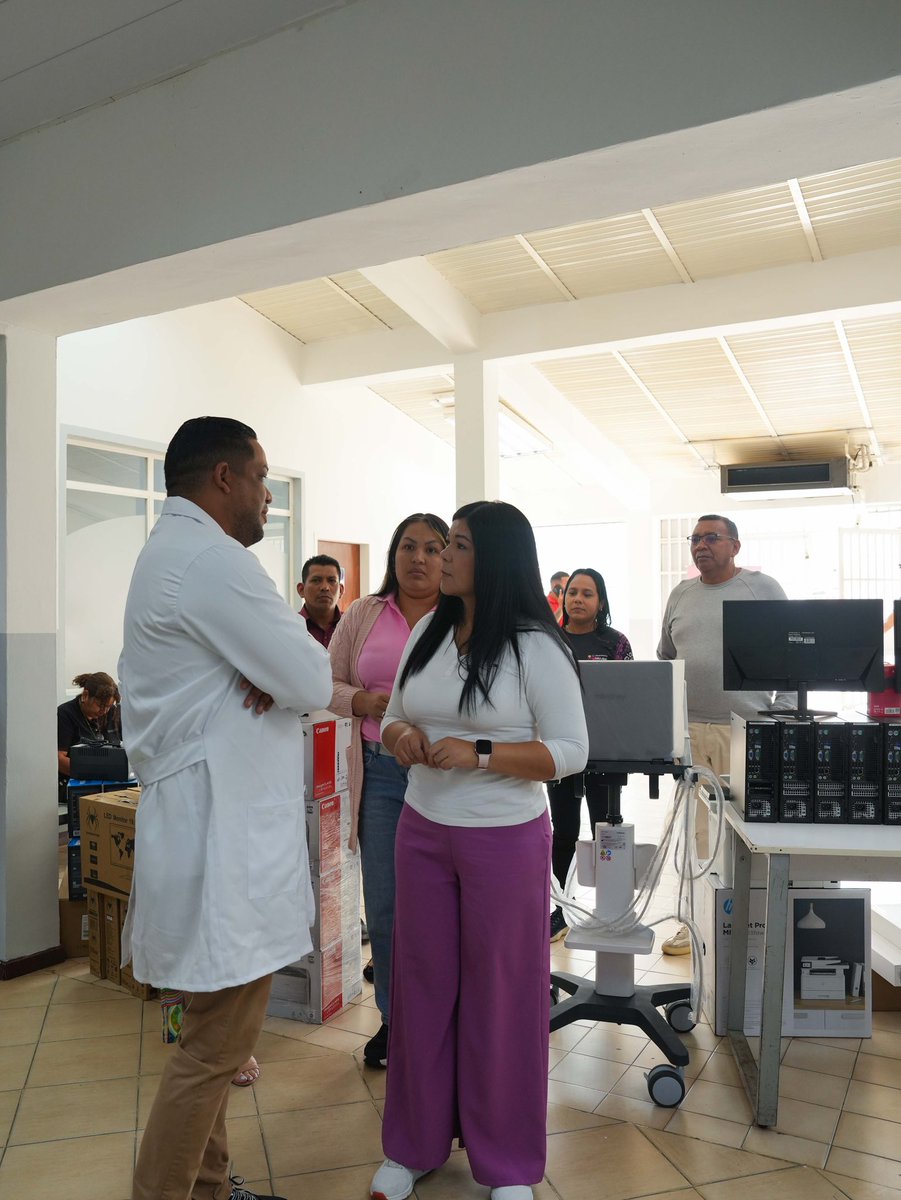 Alcaldiabna's tweet photo. 💜La alcaldesa del municipio Simón Bolívar, Sugey Herrera (@sugeyherrera), entregó equipos médicos, tecnológicos y de climatización para reforzar el sistema de salud que se ofrece en las cinco clínicas municipales.👩🏻‍⚕️🩺 https://t.co/wcCO3CmANm