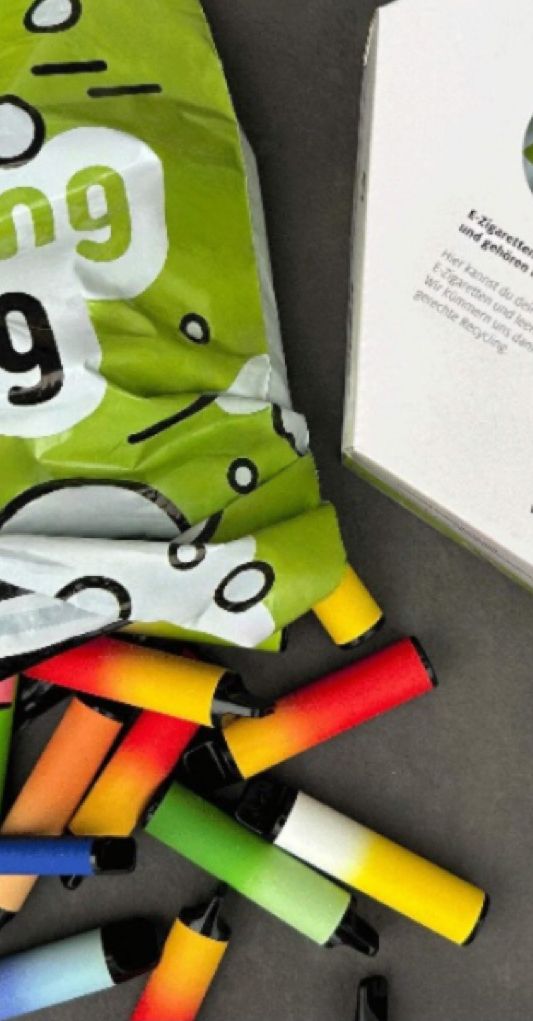 zuerioberland24's tweet image. Eine aktuelle Studie der Fachhochschule Nordwestschweiz zeigt: Der Grossteil von Vapes landet fälschlicherweise im Kehricht. Hauptgründe sind Unwissen oder schlicht Bequemlichkeit. zuerioberland24.ch/articles/37815… #vapes #entsorgen #senserecycling #zürioberland24 #uster24 #pfäffikon24