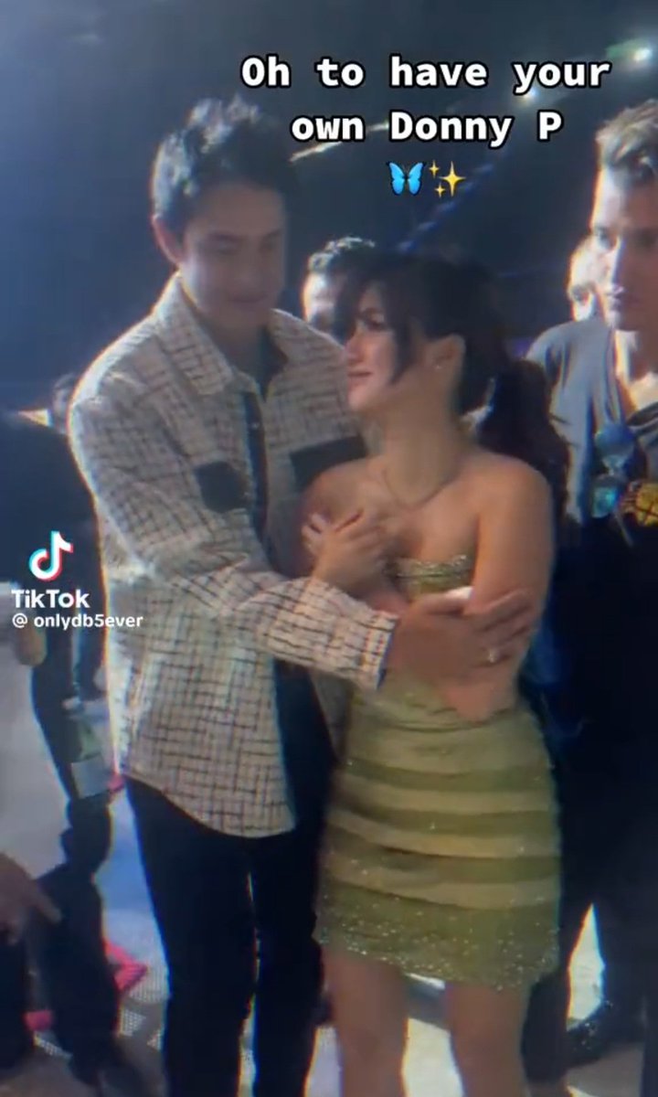 Nagtataka pa kayo sa sobra-sobrang pag-alalay ni kuyang kalbo eh ganito naman na talaga siya. Tignan niyo tong sa ASAP in Milan. Malalandi 😆