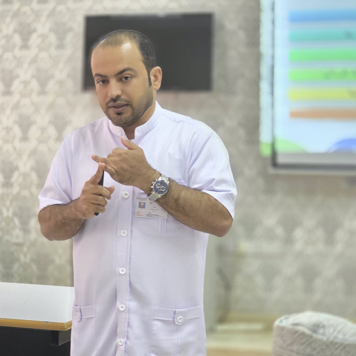 EduGovSsq5405's tweet photo. #تعلم_مستدام 

قدّم ممرض المدرسة خالد بن سالم الهاشمي محاضرة توعوية عن #مرض_السرطان ، إستهدف فيها رفع الوعي الصحي لدى الطلبة حيث تناولت التعريف بالمرض وأسبابه وأنواعه وأعراضه مع التأكيد على أهمية الكشف المبكر وإتباع نمط حياة صحي وتجنب التدخين وشهدت تفاعلًا إيجابيًا من الطلبة . https://t.co/B2eCuVWxJ9