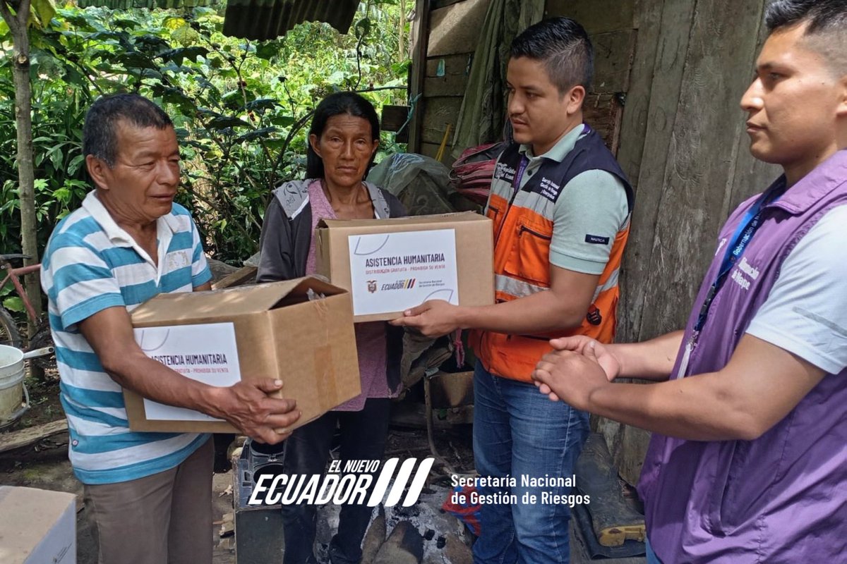Riesgos_Ec's tweet photo. 📍#Napo

Tras el incendio estructural registrado en la parroquia San Juan de Muyuna, en el cantón Tena, el Gobierno Nacional, liderado por el presidente Daniel Noboa, está junto a la gente.

Entregamos asistencia humanitaria a las familias damnificadas, en articulación con @GoberNapo mediante la Tenencia Política.

La asistencia fue entregada en:

🟪 Comunidad Cóndor Mirador

Seguimos en territorio, acompañando a nuestra gente y protegiendo vidas. 🇪🇨

#ElNuevoEcuador