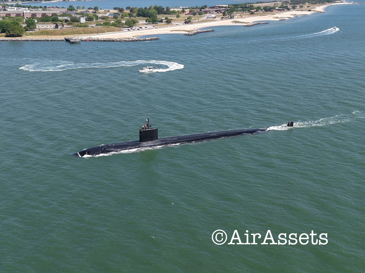 AirAssets's tweet photo. 11:20 hrs 4 May 2026 the USS Cheyenne SSN-773 a 688 Class Los Angeles Nuclear attack submarine came into Hampton Roads and met with Tugs for a personnel transfer and then returned to sea
#ssn773 #usscheyenne #usnavy #comsublant #navsta #nob #norfolk https://t.co/2ethlAxqLN