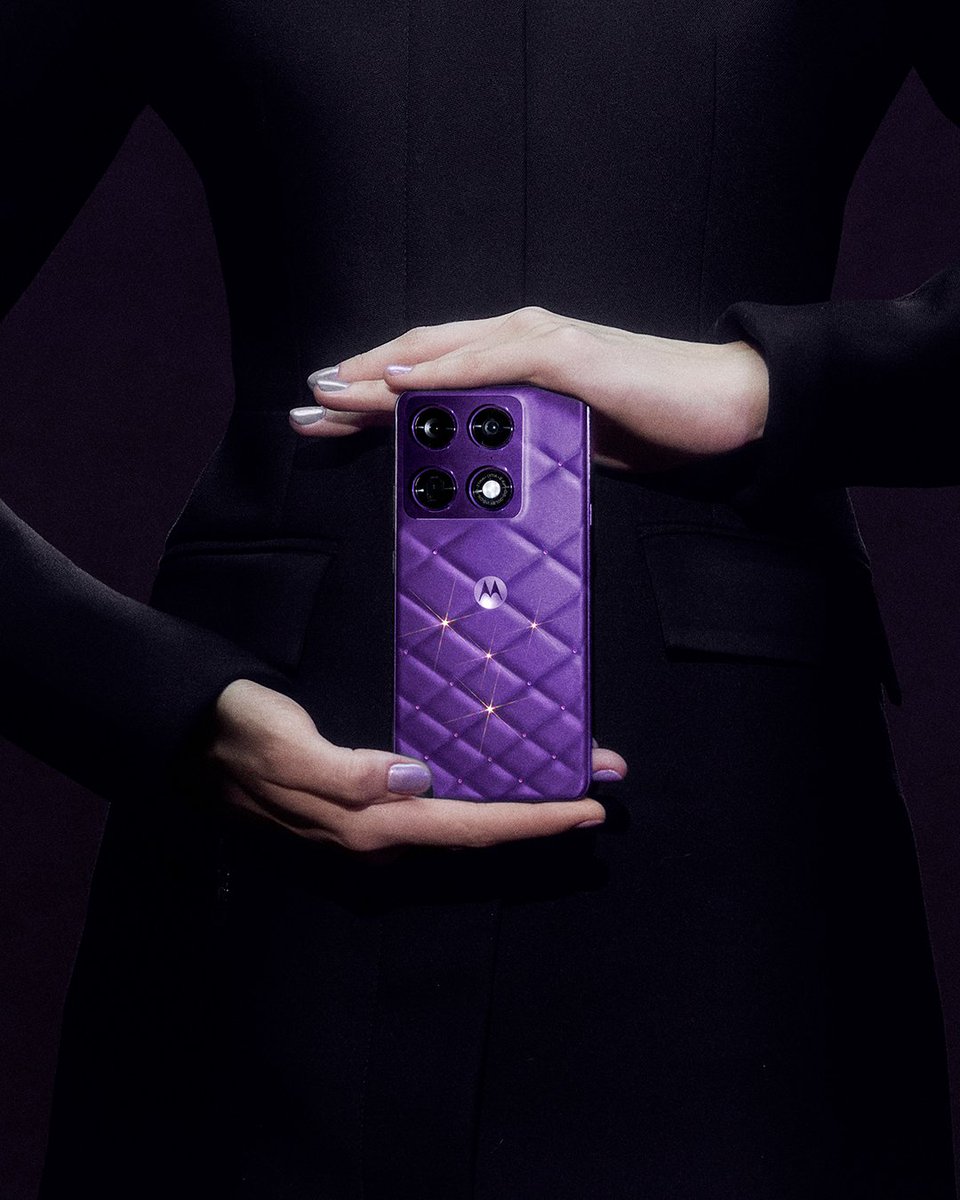 MotorolaCL's tweet photo. Un romance cósmico 💍cristales colocados a mano que brillan como estrellas, aportando un resplandor galáctico a nuestro motorola signature y los moto buds 2 plus, diseñados con cristales Swarovski®.

#BrilliantCollection #MotorolaCollections #MotorolaChile https://t.co/OvErL30eC9