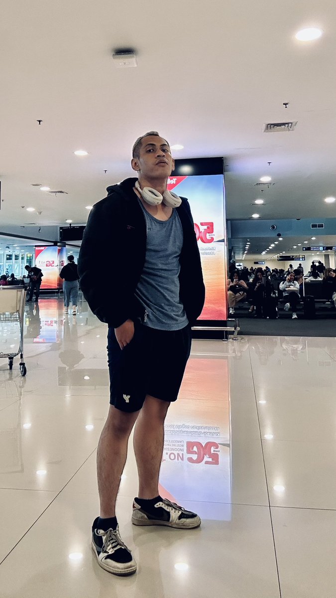 dnbgsp's tweet photo. Airport outfit : Yang penting nyaman https://t.co/AyQ3IxZRdC