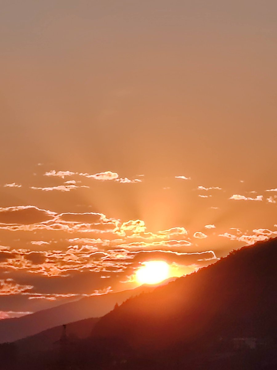 angelicaio81153's tweet image. Sunsets , like childhood are viewed with wonder 🌞
Richard Paul Evans 

Sunset Over the Hill , Countryside Romania 
#artistic #landscape #photography