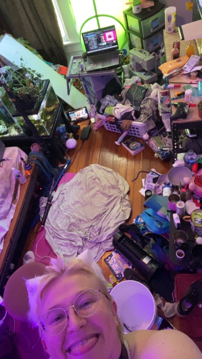 ickycreature2's tweet photo. 🔴Live in twitch for Monday whats the vibe: room cleaning, 420 fun, and chitchat #twitch #streamer #ftm #queer #bodydouble https://t.co/wE4PX6R6Zs