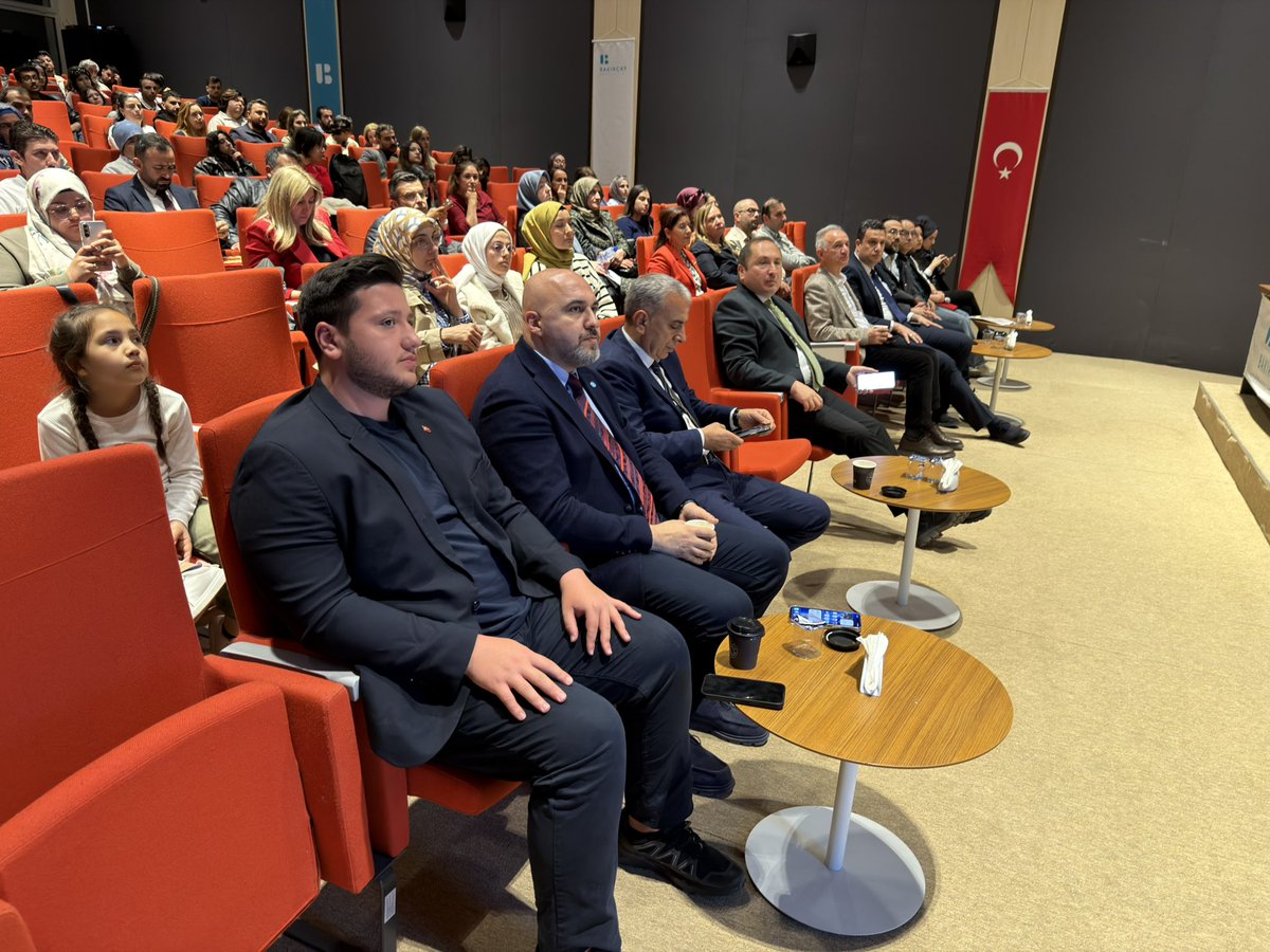 Nusretozcann's tweet photo. 📍Bakırçay Üniversitesi 

Üniak olarak Dr.Savaş Barkçin hocamızın “Biz Kimiz?” konulu söyleşisine katılmanın heyecanını ve mutluluğunu yaşadık.

Üniak ruhuyla;öğrenmeye,anlamaya ve kendimizi inşa etmeye devam ediyoruz. Çünkü biz,bugünün değil yarının da söz sahibi gençleriyiz.

Katkılarından dolayı kıymetli hocamıza,rektörümüze teşekkür ediyor,daha nice bu tür programlarda bir araya gelmeyi temenni ediyoruz.