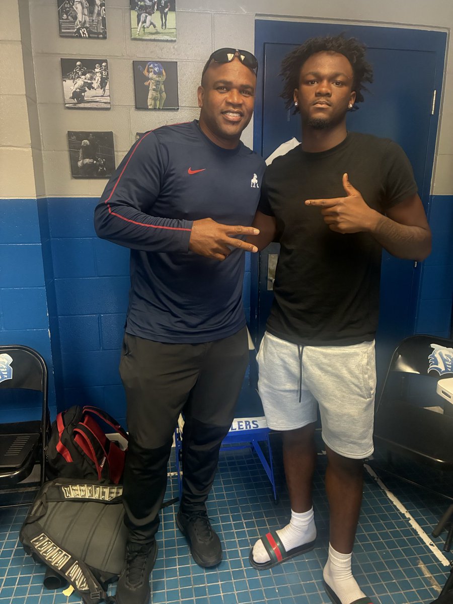 MarqueDavis09's tweet photo. Had a great conversation with coach @andrew_zow Thank you for coming out 💪🏾 @BHSRattlersFB @Boe1344 @SamfordFootball @CoachPTyson https://t.co/qZSkWNsPn8