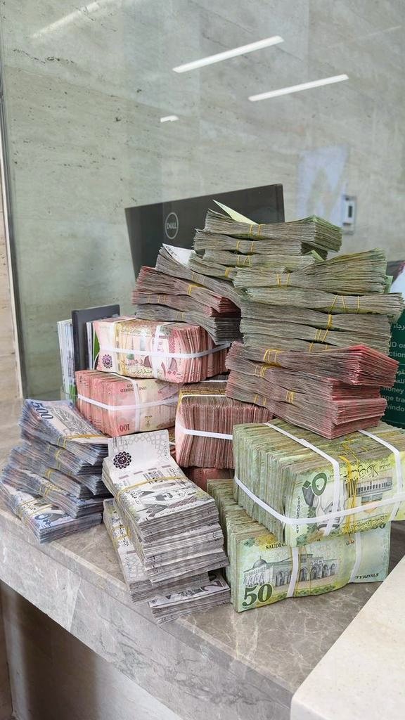 bnt68112's tweet photo. سؤال صريح:
لو جاك اليوم 1 مليون ريال
ما أول شيء بتسويه؟
① سداد ديون
② مساعدة العائلة
③ مشروع
④ ادخار
اكتب اختيارك و(تم). https://t.co/WNvk27Vs7u