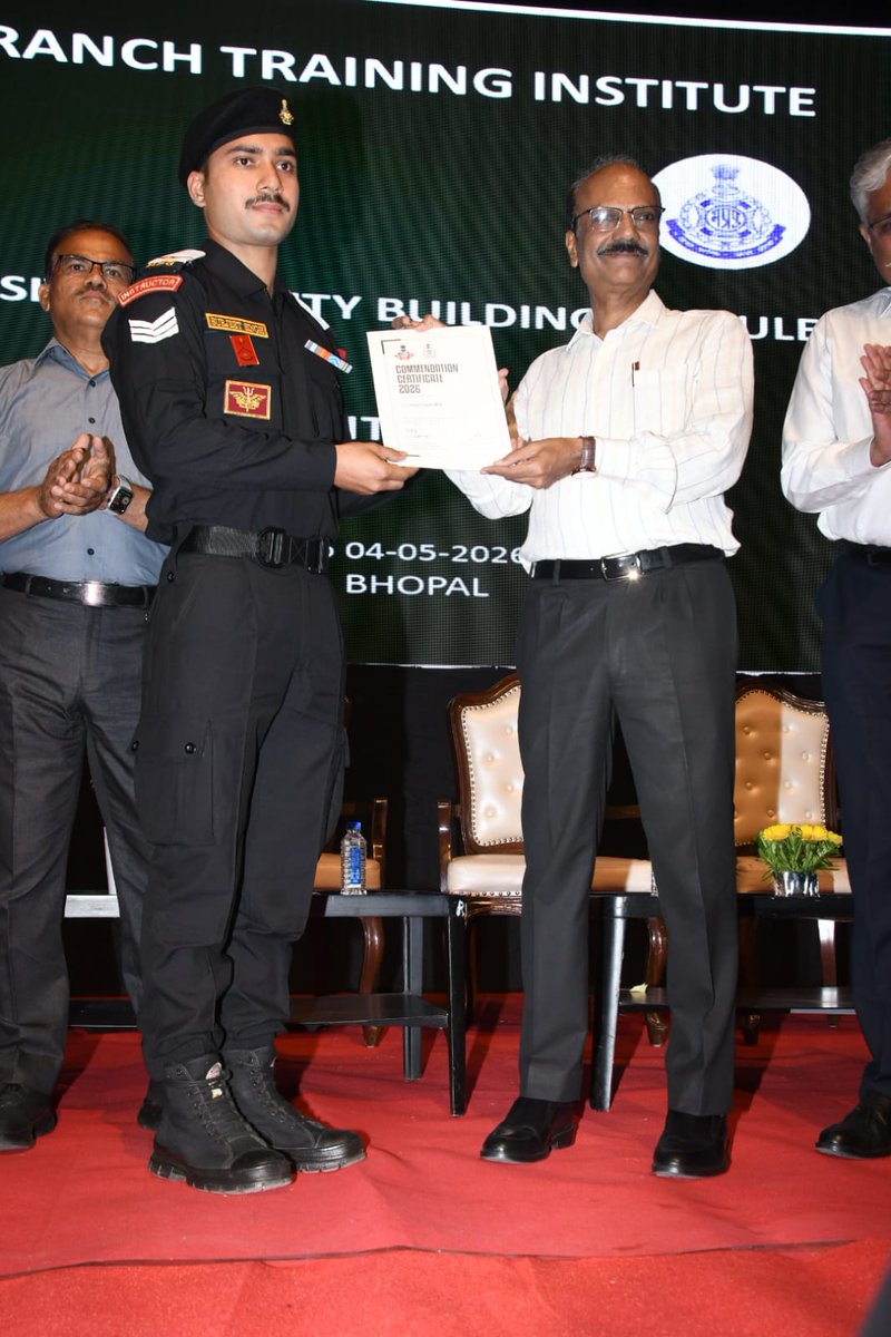 DGP_MP's tweet image. आंतरिक सुरक्षा को नई शक्ति ..

आज रवीन्द्र भवन, भोपाल में #NSG के सहयोग से आयोजित कॉम्प्रिहेन्सिव कैपेसिटी बिल्डिंग ट्रेनिंग प्रोग्राम के समापन समारोह में मुख्य अतिथि के रूप में DGP श्री कैलाश मकवाणा शामिल हुए।

#DGPMP #MPPolice @nsgblackcats