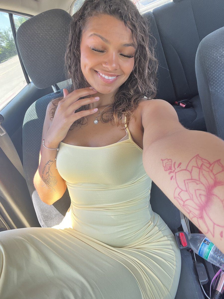 Prettyluxeee_'s tweet photo. YELLOW IS SUCH A PRETTY color on my skin😍😍😩😩! 

Do you like ittt??!!

#sundress #findom #prettyprincess https://t.co/eM7PBlSXAk