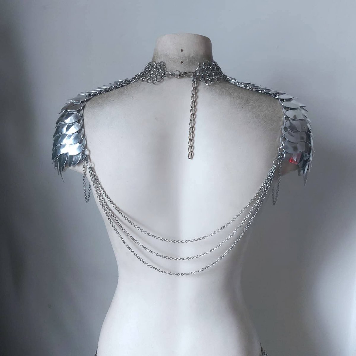 SyntheticDaisy's tweet image. Our #Egyptian #Queen shoulder #armor. Created with silver tone #chainmail &amp;amp; scalemail. The shoulders are attached to the chainmail neck with drapped stainless steel chains.

Shown in mirror silver #scalemail. 

syntheticdaisydesign.com/products/egypt…