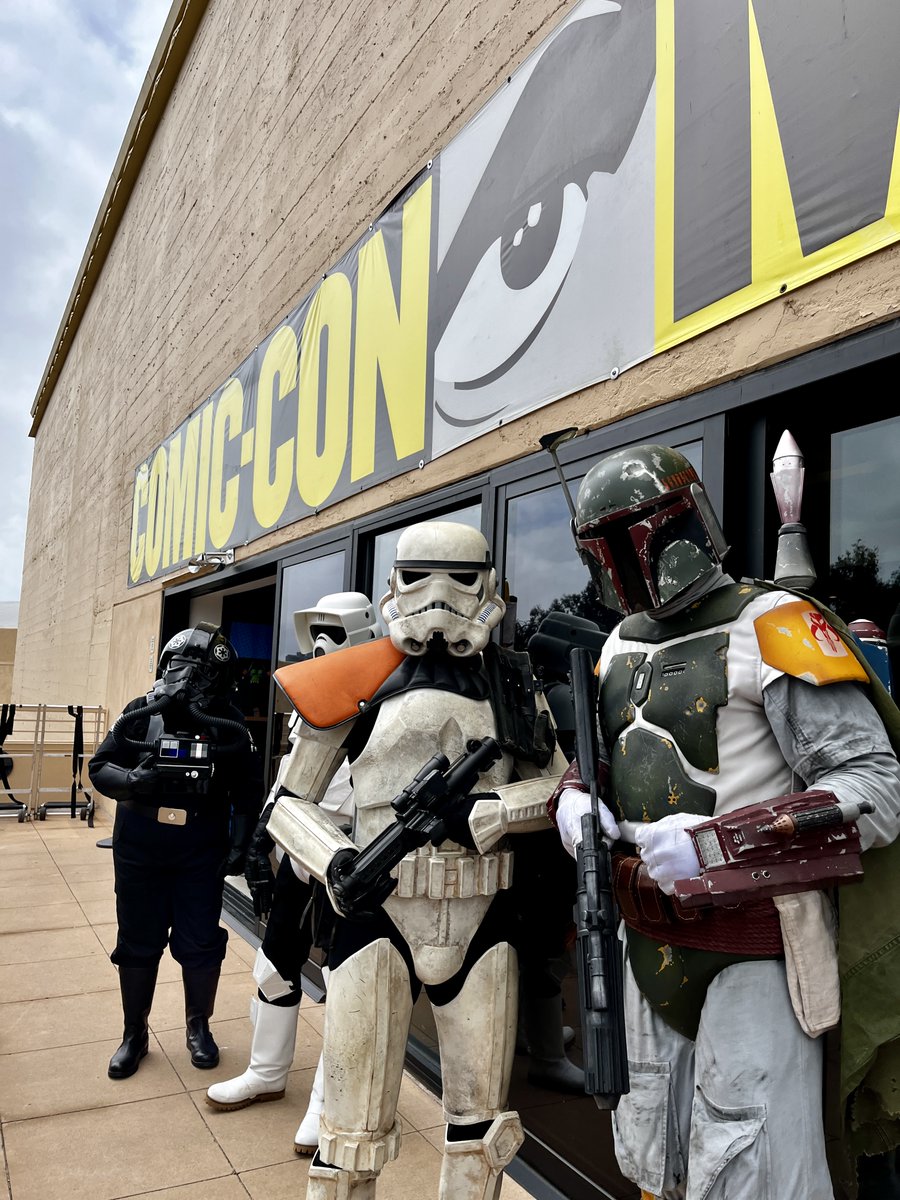 Outside Comic Con tweet media