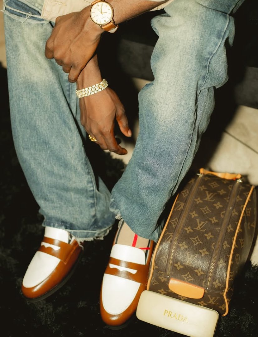 KovixH's tweet photo. Style starts from the SOLE 🇬🇭👞
———————————————
The DUETT 844 loafers 

👞 @kovixhandmade_ 
🫡  @nana_agyemang_iii 
📸 @koopokuthedirector

#classic #loafers #menstyle #handmade #áfrica https://t.co/52ZSTL2dNM