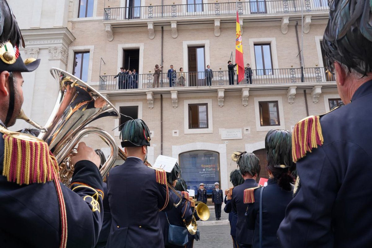MAECgob's tweet photo. @jmalbares @TerzaLoggia En Roma:

✔️El retorno a la Piazza Navona en Roma: inauguración de nueva Cancillería de la @EmbEspItalia en el Palazzo di San Giacomo degli Spagnoli.
✔️Exposición "España e Italia: 50 años para enmarcar", en colaboración con @EFEnoticias, conmemorando las libertades democráticas. https://t.co/X2mC3GvDsT