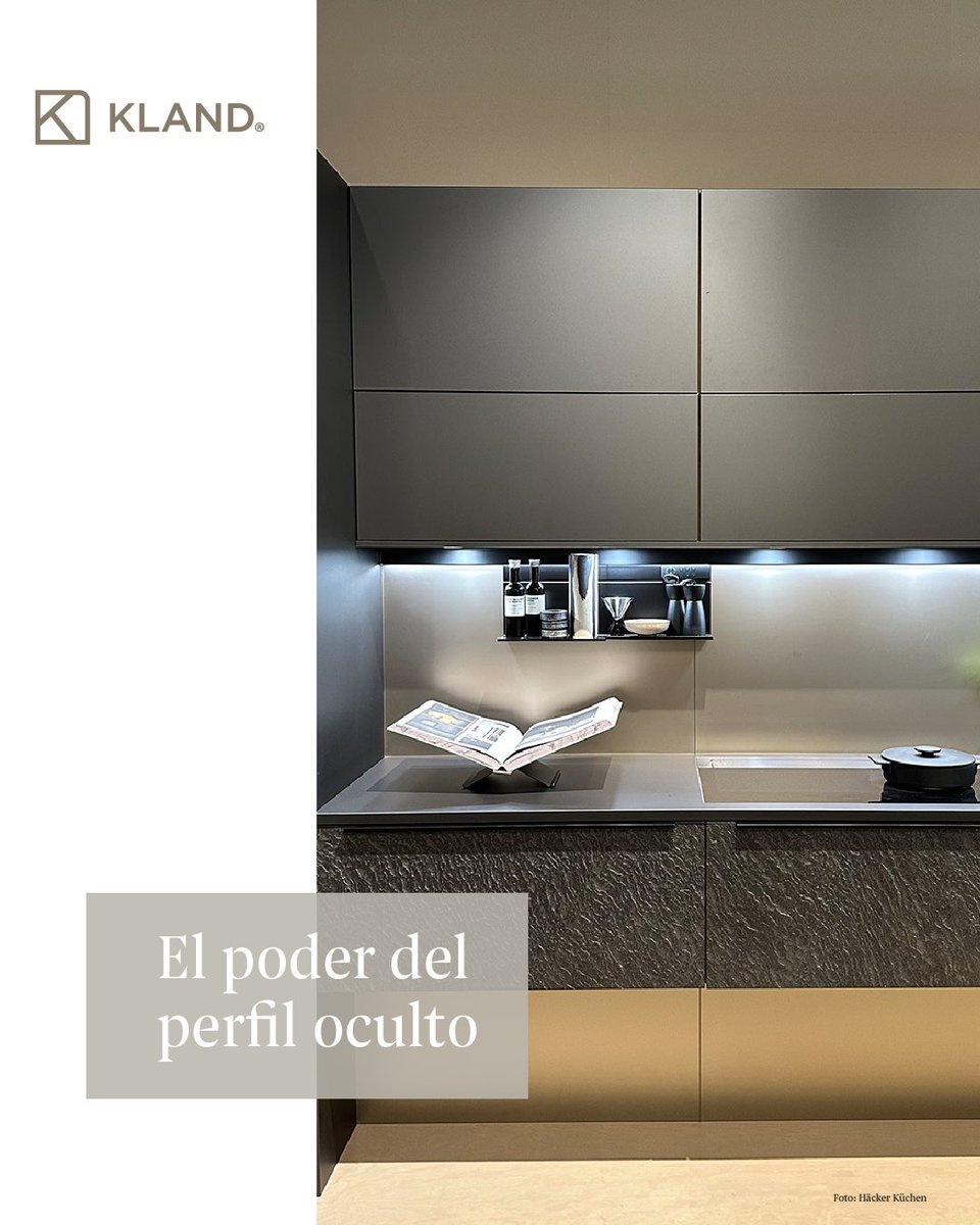 klandmx's tweet image. Los sistemas sin tirador transforman la #cocina en una superficie fluida y sin interrupciones visuales. En 2026 domina el perfil oculto integrado: elegancia absoluta que también mejora la limpieza diaria del espacio.