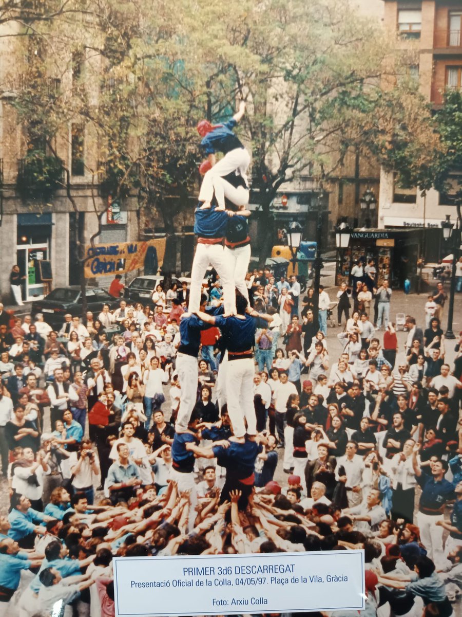 cvg_cat's tweet photo. Avui fa 29 de la presentació oficial de la colla. Molts castells, molts assajos i moltes hores dedicades per part de molta gent per arribar on som avui. 

Si vols saber més dels inicis de la colla, escolta l'últim Terços Amunt: https://t.co/hFBCC9Dx8u

#castells #AixòÉsGràcia https://t.co/jBrkhcPpZ1