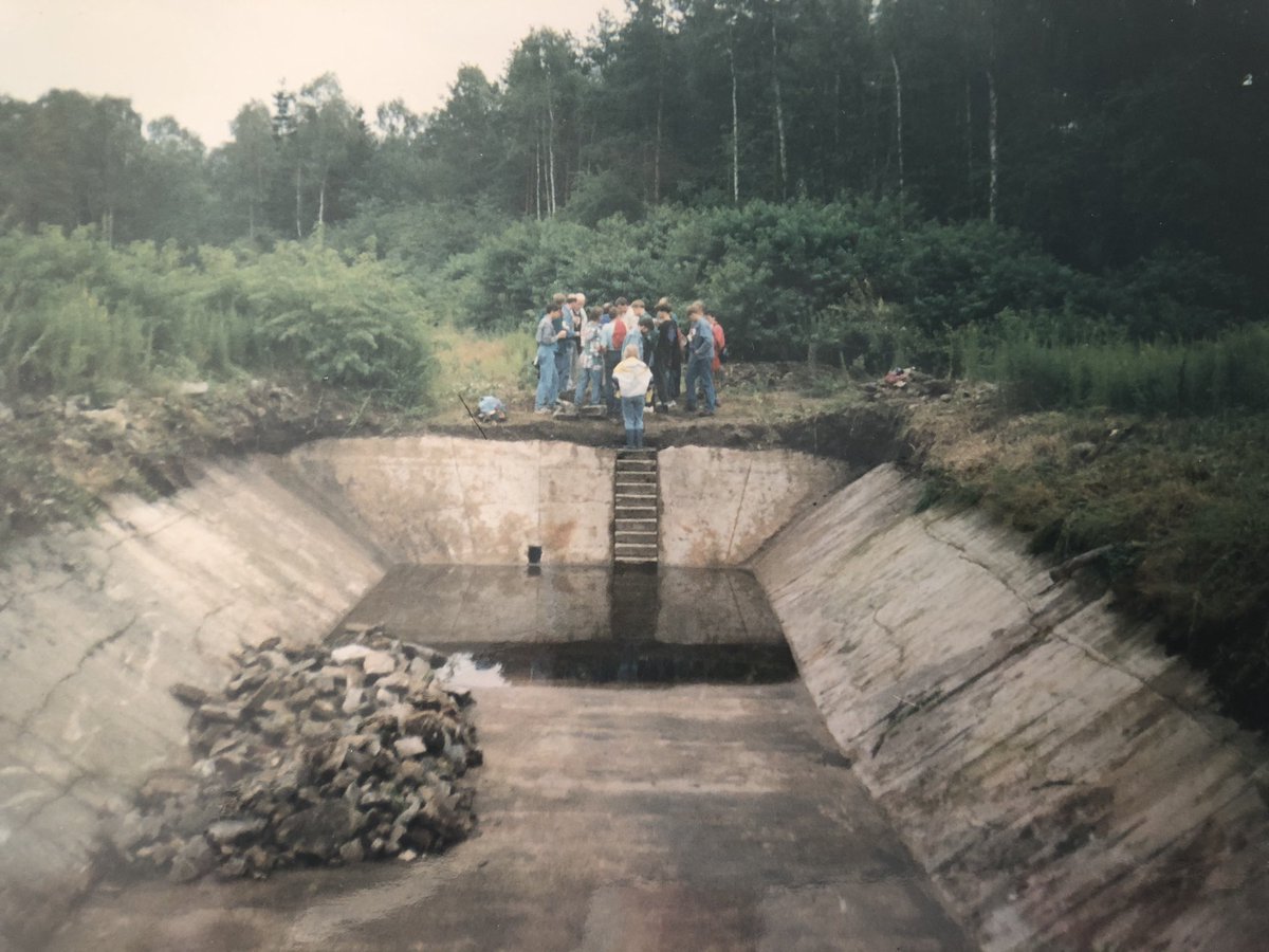 zalinge's tweet photo. Ik heb 10 jaar lang archeologisch en historisch onderzoek mogen doen in Bergen-Belsen vanaf begin jaren 90. De mensen die we ontmoetten en spraken, de vele verhalen van gevangenen, soldaten, verzetslieden, omwonenden, nabestaanden… Op een dag als vandaag denk ik er veel aan… https://t.co/piH1xKWOnm