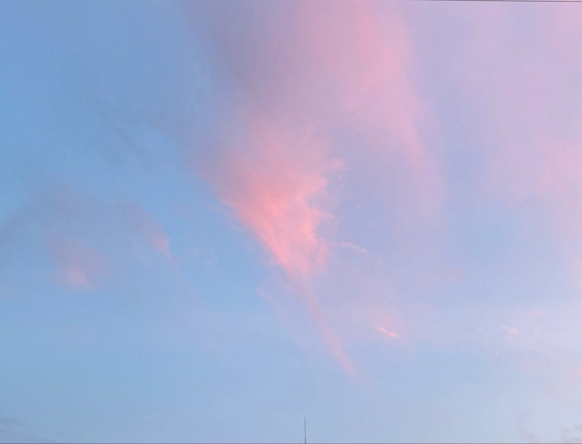 こんばんは～～🌛
お眠すぎる～～

きれいな夕空をみたのでおすそわけー
おやすみなさい……🐑💤